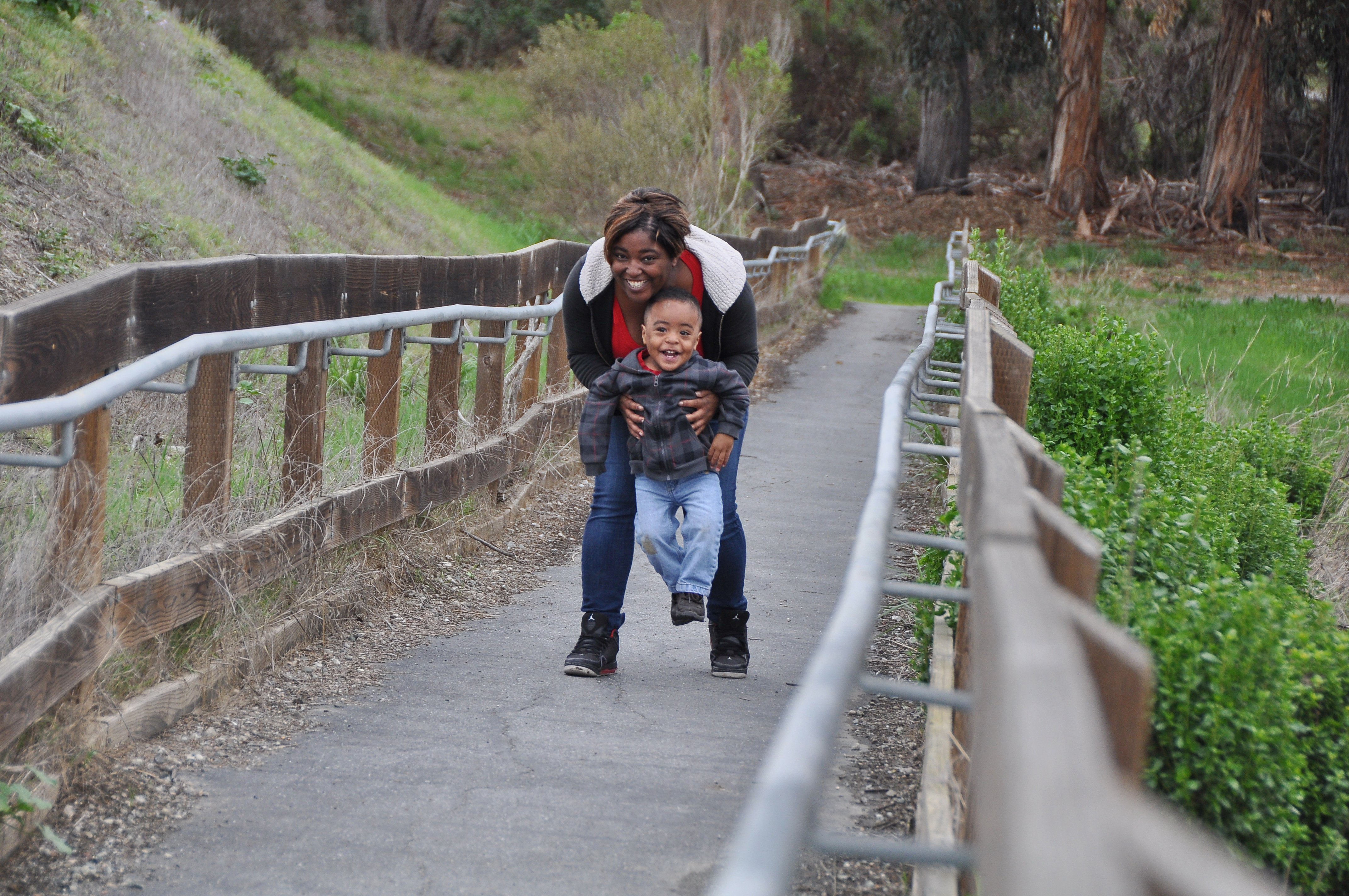 Mother_son_Ulistac_bridge_Liv_Ames - photoshopped